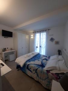 1 dormitorio con cama, escritorio y ventana en Olimpo Affittacamere, en Manarola