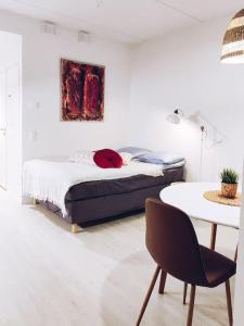 a bedroom with a bed and a table with a chair at New Studio Cherry near Helsinki airport in Kivistö in Vantaa