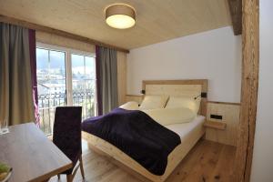 um quarto com uma cama e uma grande janela em Gasthaus Reiter em Pinsdorf