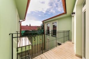 A balcony or terrace at New apartment 6 - self check in, free parking