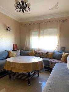 - un salon avec un canapé et une table dans l'établissement Super appartement avec parking gratuit, à Oujda