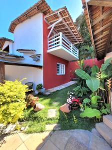 Casa roja y blanca con balcón en Casa de praia / piscina, en Santa Cruz Cabrália