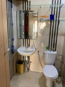 bagno con servizi igienici e lavandino di Super appartement avec parking gratuit a Oujda