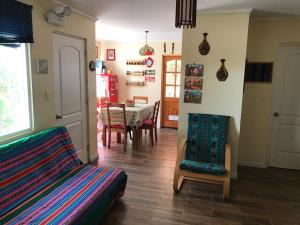 salon z kanapą i stołem w obiekcie Casa con Piscina privada en Pica w mieście Iquique