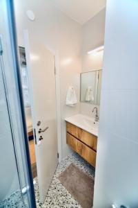 uma casa de banho com um lavatório e um espelho em 10 min from Hilton Beach with free parking em Ramat Gan