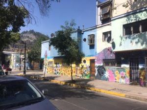 un edificio con un mural en el lateral de una calle en Departamento, Barrio Bellavista, en Santiago