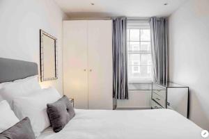 A bed or beds in a room at Central London Warwick Sq,