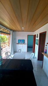 uma sala de estar com uma mesa branca e cadeiras em Chaleville Coqueiro 3202 - Luis Correia Piauí em Luís Correia