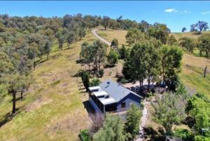 CaperteeBlack Wattle Cabin Turon Escape Capertee的山上房屋的鸟瞰图