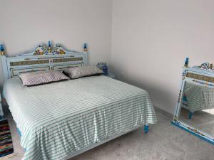 Rúm í herbergi á Marsa Central Splendid Appart 2