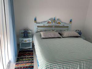 ラ・マルサにあるMarsa Central Splendid Appart 2のベッドルーム1室(大型ベッド1台、ナイトスタンド2台付)