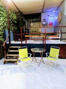 eine Terrasse mit 2 Stühlen, einem Tisch und einem Tisch in der Unterkunft Casal.20 Studios Flats in Cabo de Santo Agostinho