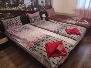 Un par de camas sentadas en una habitación en Апартаменти Арт, en Stara Zagora
