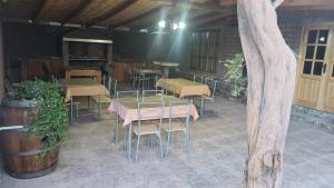 Hostal Km Zero El Huertillo餐厅或其他用餐的地方