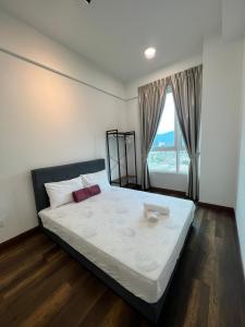 een slaapkamer met een groot bed en een groot raam bij Spacious Family Staycation 3BR at Ipoh Uptown in Ipoh