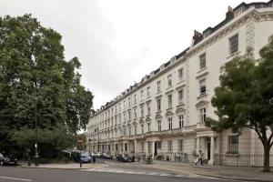 a large white building on the side of a street at Designer 2 bedroom Pimlico in London