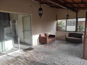 sala de estar con 2 sofás y puerta de cristal en Hacienda Ridvan, 