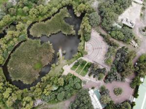 uma vista aérea de um parque com árvores e água em Hacienda Ridvan 