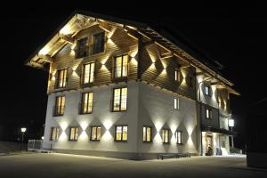 een groot gebouw met 's nachts verlichting bij Das Dorfhotel Engl-Grafinger in Pinsdorf