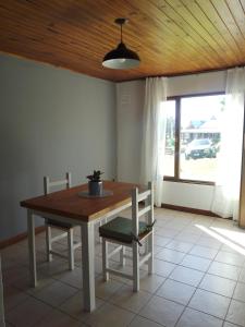 - une salle à manger avec une table et deux chaises dans l'établissement Hostel Nakel Yenu, à El Calafate