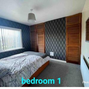 1 dormitorio con 1 cama gmaxwell gmaxwell en Cheerful 3 bed semi-detached property, en Bradford