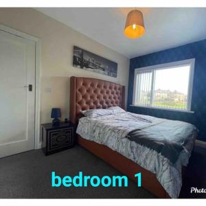 1 dormitorio con 1 cama con ventana y 1 cama gmaxwell gmaxwell en Cheerful 3 bed semi-detached property, en Bradford
