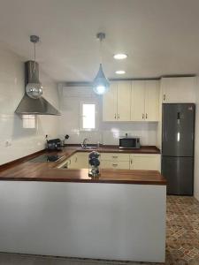 una cucina con lavandino e frigorifero di Lujoso y amplio apartamento en Crevillente a Crevillent