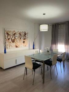 Lujoso y amplio apartamento en Crevillente في كريفايلنت: غرفة طعام مع طاولة وكراسي
