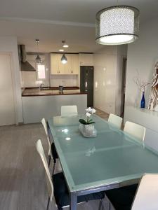 クレビジェンテにあるLujoso y amplio apartamento en Crevillenteのダイニングルーム(青いテーブル、白い椅子付)