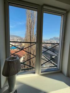 Camera con finestra affacciata sulla città di Lejla apartment a Sarajevo