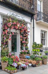 a bunch of flowers on the side of a building at Stunning Grand 2 bed, 2 bath apartment, in London