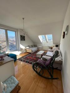 un soggiorno con sedia e divano di Lejla apartment a Sarajevo