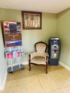 una stanza con una sedia e una macchina del bancomat di Mountain inn & suites - Dunlap TN a Dunlap