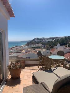 Un balcón o terraza en Casa Pedro in Salema - Oceanview & beach