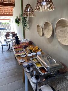 una mesa con un montón de comida. en Pousada Brisa do Sul, en Santa Cruz Cabrália