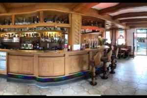 un bar en un restaurante con mucho alcohol en LEO Apart 1 en Radfeld