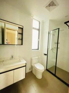 y baño con aseo, lavabo y ducha. en Embassy Access Golf Apartment, en Kigali