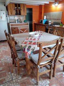 a kitchen with a table and chairs in a kitchen at Casa Patagónica Los Charitos in El Chalten