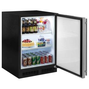 einen offenen Kühlschrank mit Getränken und Speisen in der Unterkunft Oldbrook Accommodation in Milton Keynes
