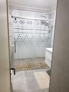 ein Bad mit einer Dusche und einer Glastür in der Unterkunft belle maison de campagne avec cheminée 