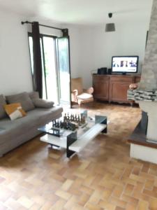 a living room with a couch and a coffee table at belle maison de campagne avec cheminée 