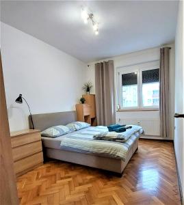 1 dormitorio con 1 cama en una habitación en "Like a Home" Apartment, en Bratislava