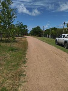 een onverharde weg met een witte auto aan de zijkant bij Morgana in Cuchilla Alta