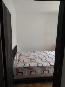 uma cama com uma colcha num quarto em Morgana em Cuchilla Alta