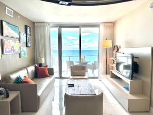 a living room with a couch and a tv at Hyde Resort Oceanview Luxurious 2-Bedroom PH 6Pax in Hollywood