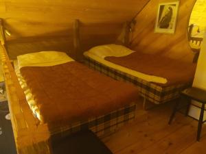 a room with two beds in a cabin at Stenlängan Lodge in Lönsboda