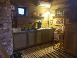 - une cuisine avec un évier et un comptoir dans l'établissement Stenlängan Lodge, à Lönsboda