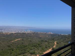 - une vue sur la ville depuis le haut dans l'établissement Altavistamar, à Viña del Mar