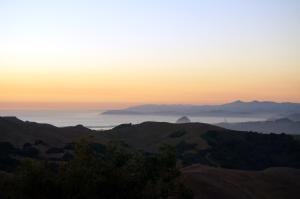 einen Blick auf die Berge mit Sonnenuntergang im Hintergrund in der Unterkunft Mountain Top - Best View in SLO in San Luis Obispo