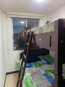 Palanda nebo palandy na pokoji v ubytování Espectacular apartamento en Bogota Suba